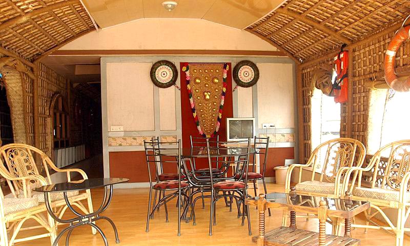 Traditional Houseboat Package