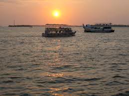 Cochin - Kumarakom - Alleppey (Houseboat) Tour