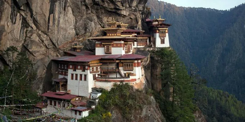 FROM GOLDEN SANDS TO HIGH MOUNTAINS - North India - Bhutan Tour