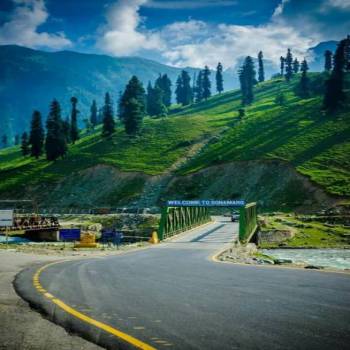 Super Deluxe Kashmir Tour Package For 4 Nights 5 Days