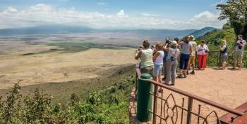 4 DAYS LUXURY SAFARI IN TANZANIA 4 DAYS LUXURY SAFARI IN TANZANIA