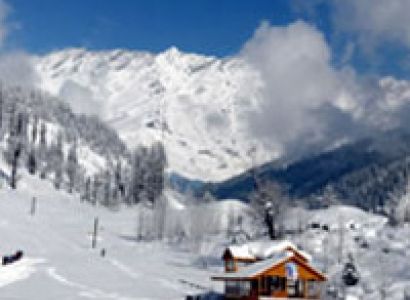 Skiing at around Manali Area Package