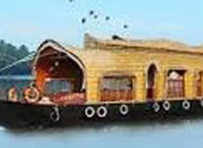 Kumarakom Backwaters & Alleppey Houseboat Tour Package 