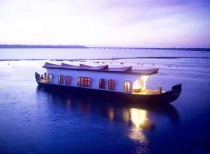 Munnar and Alleppey Honeymoon Packages