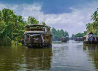 Cochin - Athirappilly  - Munnar - Thekkady- Alleppey (houseboat)