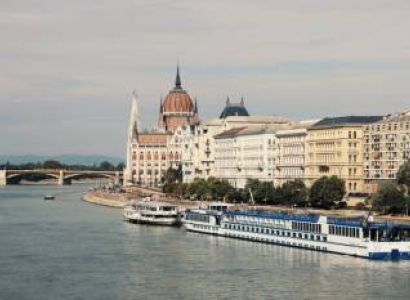 Europe Backpackers Budget Tour – Budapest, Paris, Prague, Vienna, Amsterdam