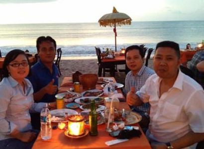 Uluwatu Sunset with Kecak Firedance and Beach-side BBQ Seafood Dinner Tour