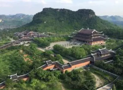 Hoa Lu Ancient – Tam Coc Boat Trip – Bai Dinh Pagoda – Kim Son Traditional Craft Village