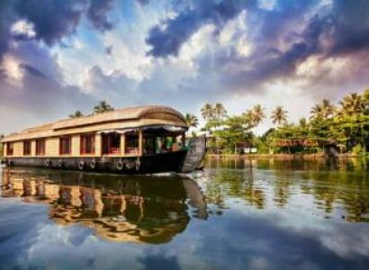 Hills & Houseboat: Munnar and Alleppey Honeymoon Package