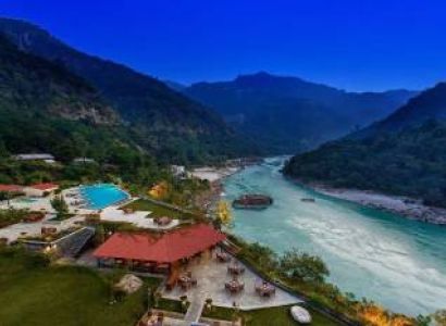 Pool Party Getaway - Hotel Highway Nest Tour