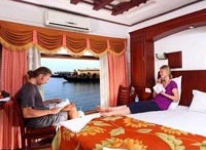 Traditional Houseboat Package